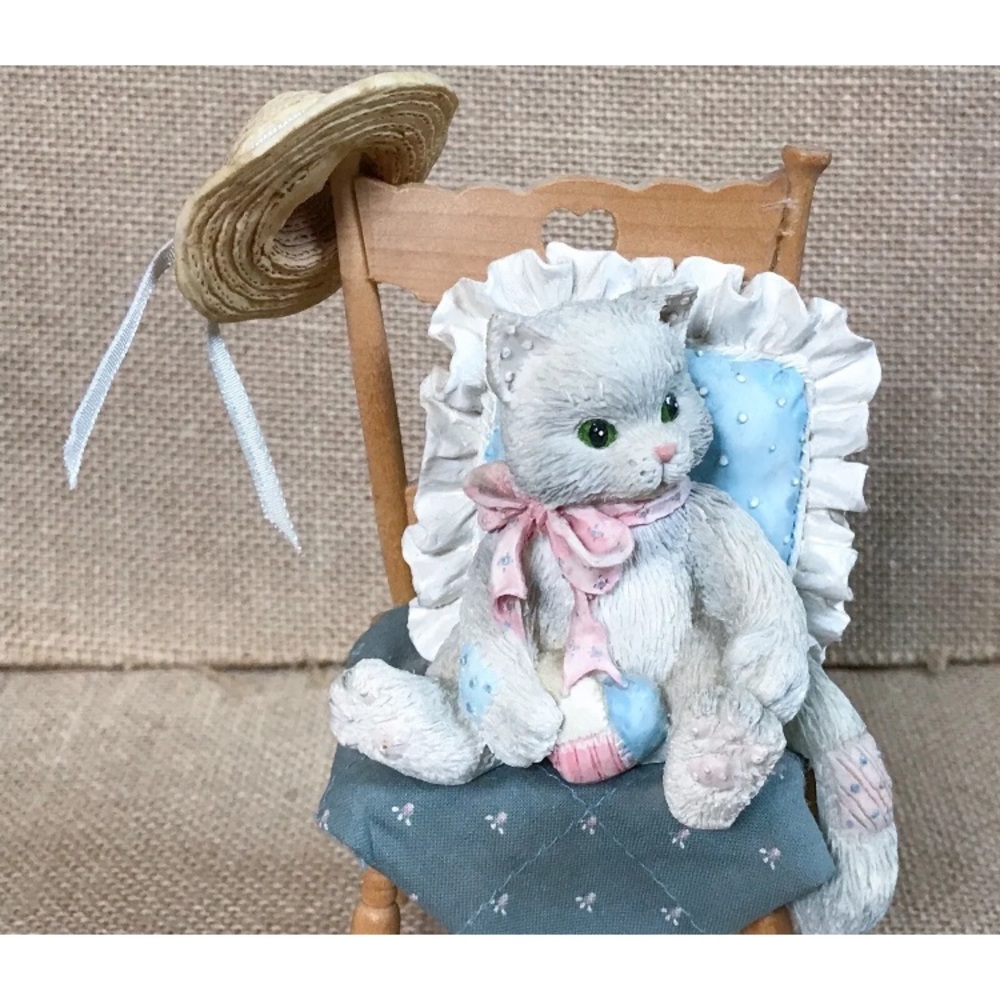Vintage White Cat in Chair Resin Figurine Kitsch Cottage Granny Core AS IS READ - Picture 2 of 8